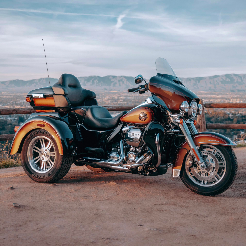 Beauty shot of Tri Glide Ultra with Tobacco Fade Paint set